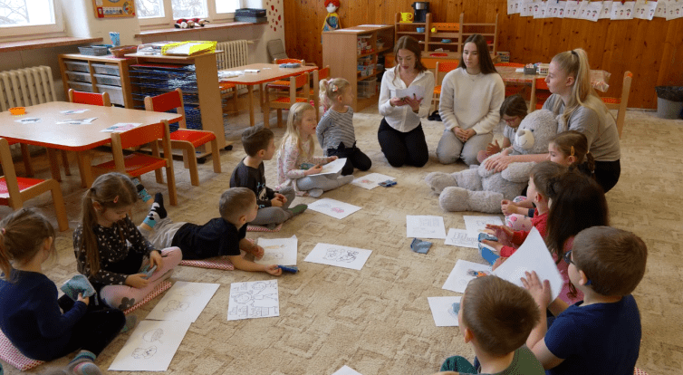 Žačky učily předškoláky finanční gramotnost