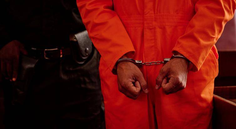 Drogy, ublížení na zdraví a týrání duševně nemocné ženy. Nebezpečnému páru hrozí až deset let za mřížemi