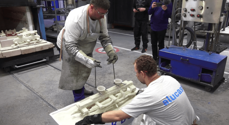 Sochař Otmar Oliva odléval nový relikviář