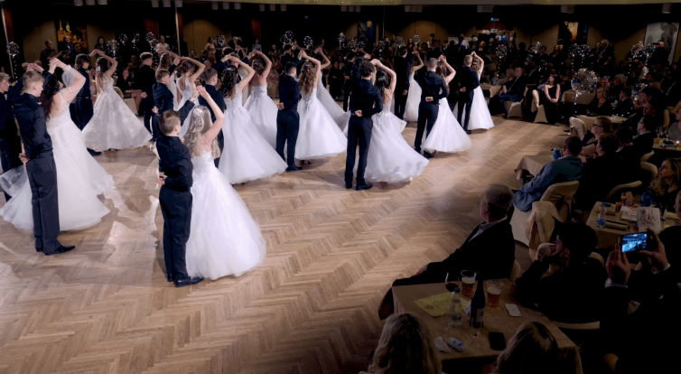 Deváťáci Základní školy UNESCO se představili polonézou