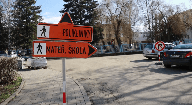 Rekonstrukce prostoru u polikliniky ve Veselí si vynutila nová dopravní opatření