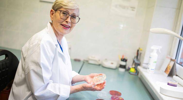 Mikrobioložka KNTB: Úloha laboratoří v diagnostice a léčbě pacienta je nezastupitelná