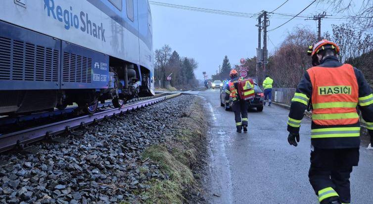 V Želechovicích nad Dřevnicí se dnes ráno srazilo auto s vlakem. Nikdo se nezranil 