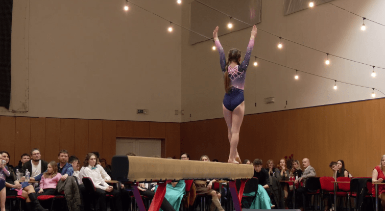 Vodácký ples zahájily gymnastky, parket roztančil rock