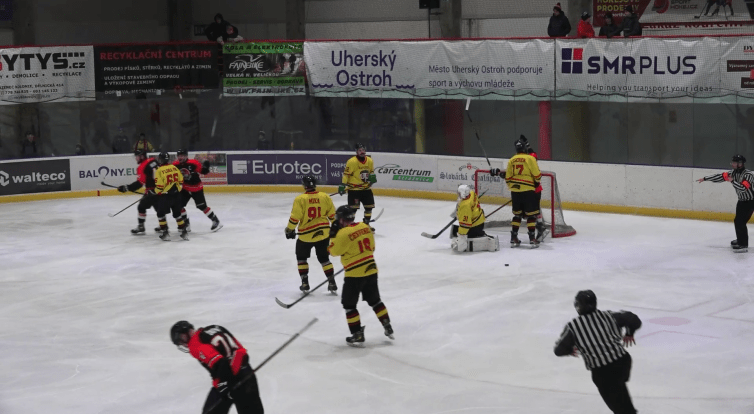 Hokejisté Uherského Ostrohu nezaváhali, přestřelku s Boskovicemi vyhráli 8:6