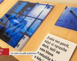 Co nám zrcadlí autismus