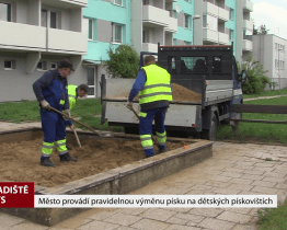 Město provádí pravidelnou výměnu písku na dětských pískovištích