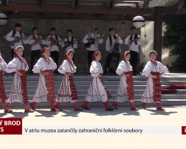 V atriu muzea zatančily zahraniční folklórní soubory