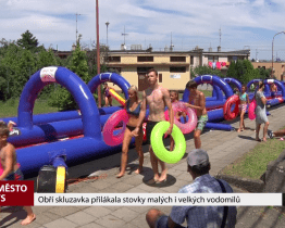 Obří skluzavka přilákala stovky malých i velkých vodomilů