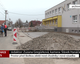 Prostor před školkou zdobí nové chodníky i nová výstavba