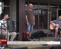 Na terase Domu kultury vystoupilo Mirek Kemel trio