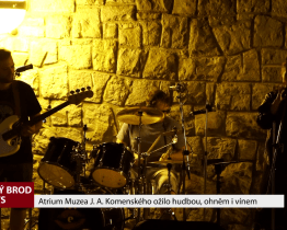 Atrium Muzea J. A. Komenského ožilo hudbou, ohněm i vínem