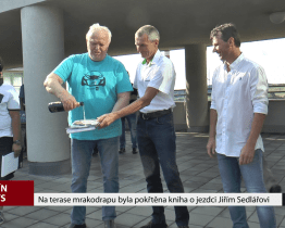 Na terase mrakodrapu byla slavnostně pokřtěna kniha o jezdci Jiřím Sedlářovi