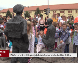 Žákům prvních tříd splní jejich tajné přání socha školáka Boříka