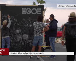 Hudební festival ve výrobním areálu