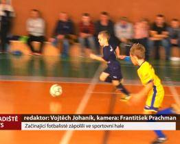 Začínající fotbalisté zápolili ve sportovní hale