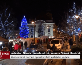 Vánoční smrk pochází z prostranství Husitského kostela