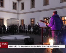 V netradičním prostředí átria městského úřadu zazněly koledy