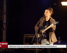 Adventní trhy na náměstí rozezpívala Alžběta Kolečkářová