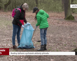Rodiny během procházek uklízely přírodu