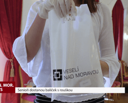 Senioři dostanou balíček s rouškou