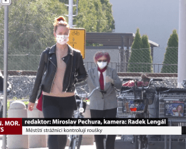 Městští strážníci kontrolují roušky