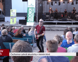 Čechomor zahrál akusticky v letním kině