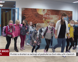 Prvňáci a druháci se začínají už podruhé za čtvrt roku učit v lavicích