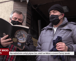 Na radničním orloji plyne čas, otáčí se Měsíc a zvoní Černý Janek