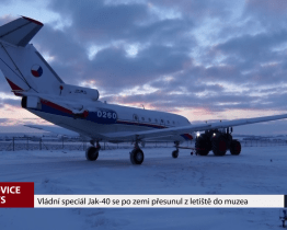 Vládní speciál Jak-40 se po zemi přesunul z letiště do muzea