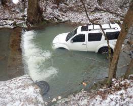 Ve Vsetíně havaroval osobní automobil, skončil v potoce