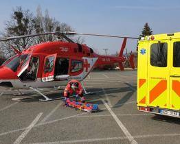 Muže museli z lesa vyprostit hasiči, potom ho převážel vrtulník