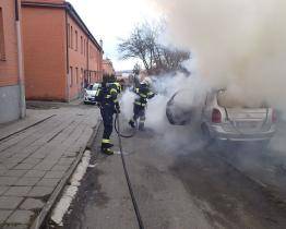 Ve Zlíně hořel osobní automobil