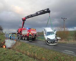 Hasiči vytahovali z potoka další automobil 