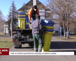 Lidé si mohli vyzvednout nádoby na plast a papír