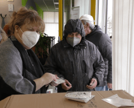 Město distribuuje respirátory lidem v hmotné nouzi