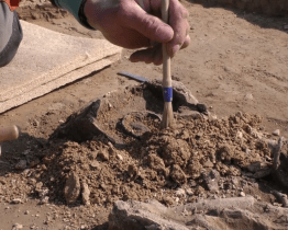 Archeologové objevili u Kyjova zlatou záušnici
