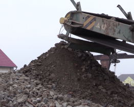 Drtič stavebního odpadu vytvořil přes tisíc tun recyklátu