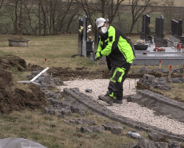Technické služby budují chodníky na hřbitově v Újezdci