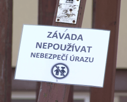 Dřevěné herní prvky na dětských hřištích dosluhují