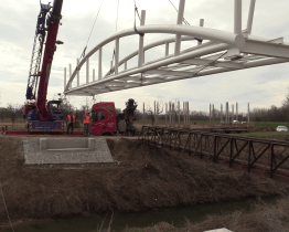 Jeřáb uložil na místo novou lávku