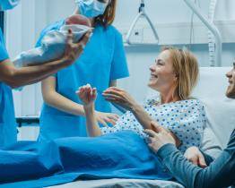 V Kroměřížské nemocnici mohou být tatínci u porodu