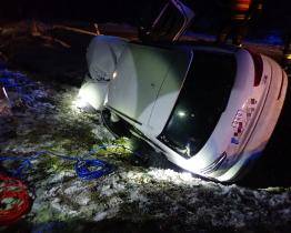 U Velkých Karlovic havarovalo vozidlo, zranily se dvě osoby