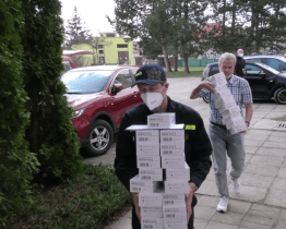 Hasiči rozvezli do škol testovací sady