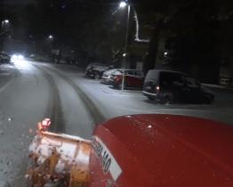 Úklid zasněžených silnic byl letos náročnější