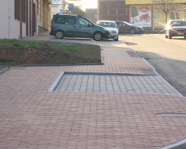 Ulice Pod Kostelem má nový chodník a parkovací stání