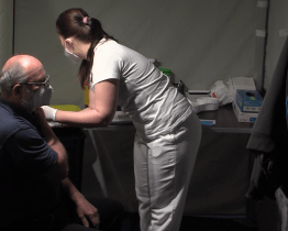 Zdravotníci očkují v kině Máj už dva týdny proti covidu 