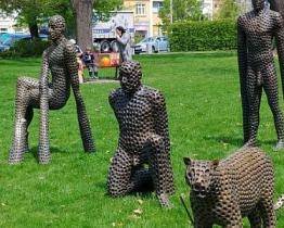 Putovní sochy Michala Gabriela ozdobí park Komenského