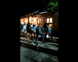 Fotbaloví fanoušci brutálně napadli policejní hlídku