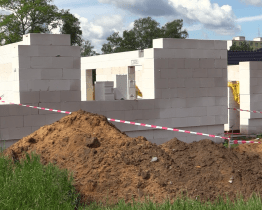 Město připravilo web o pozemcích na Hutníku